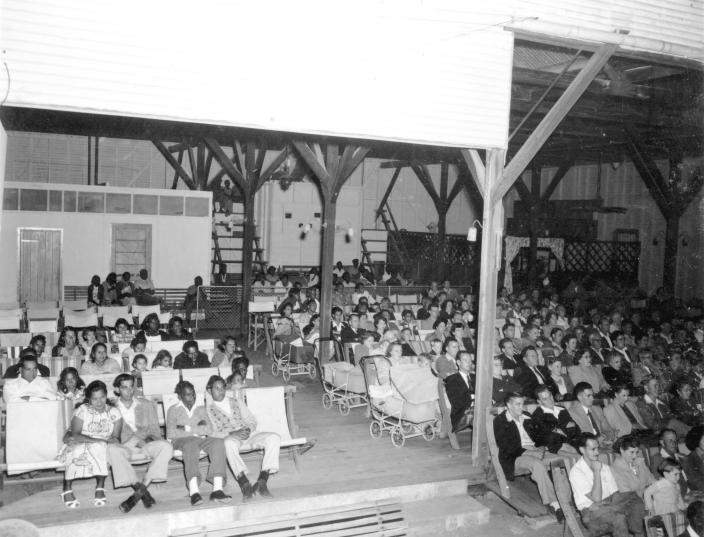 People at a picture theatre. 